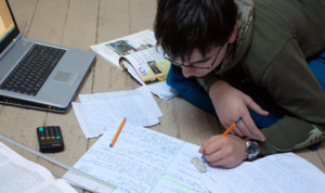Étudiant qui révise son Concours Geipi Polytech